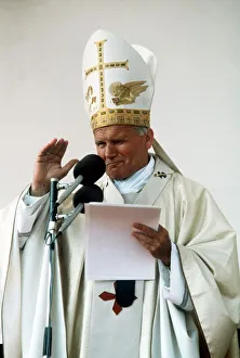 00160 Prints: Pope John Paul II delivers his blessing while conducting an open air mass in Bellahouston