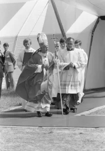 01206 Prints: Pope John Paull IIs visit to Coventry Airport for a mid-morning mass