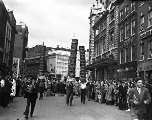 Quirky Prints: Porters from Covent Garden Flower and Vegetable market race with baskets stacked on their