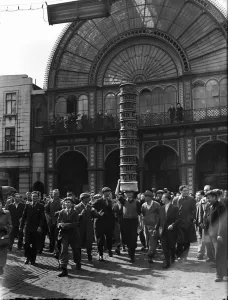 00966 Prints: Porters from Covent Garden Flower and Vegetable market race with baskets stacked on their