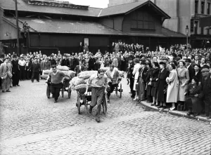 00966 Prints: Porters from Covent Garden Flower and Vegetable market race their carts around