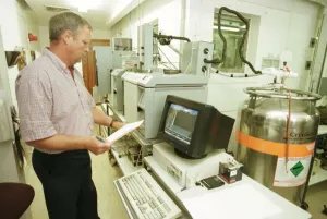 Research Prints: Porton Down September 1999 Scientist in Lab monitors data from lab in Building 422 -