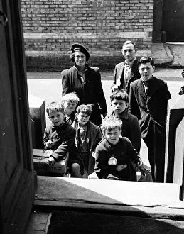 01467 Prints: The Pound family of Islington, London, return home from being evacuated to Harborough