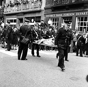 Premier of A Hard Days Night, crowds gather to catch sight of