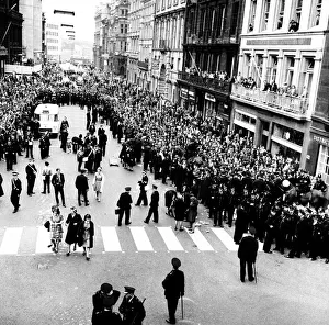 Premier of A Hard Days Night, crowds gather to catch sight of