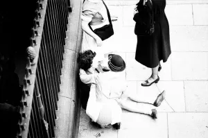 Premier of A Hard Days Night, crowds gather to catch sight of