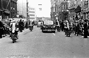 Premier of A Hard Days Night, crowds gather to catch sight of