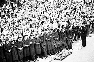 Premier of A Hard Days Night, crowds gather to catch sight of