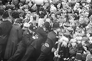 Premier of A Hard Days Night, crowds gather to catch sight of