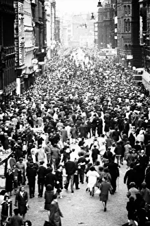 00396 Prints: Premier of A Hard Days Night, crowds gather to catch sight of
