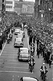 00396 Prints: Premier of A Hard Days Night, crowds gather to catch sight of