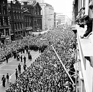 00396 Prints: Premier of A Hard Days Night, crowds gather to catch sight of