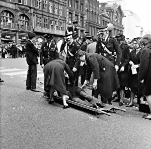 00396 Prints: Premier of A Hard Days Night, crowds gather to catch sight of