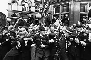 Premier of A Hard Days Night, crowds gather to catch sight of