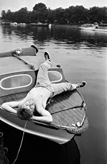 01163 Prints: President of Bermondsey Boat Club Tommy Steele relaxes at his Thames side house