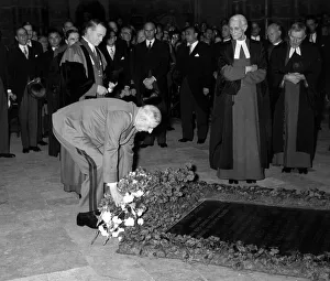00176 Prints: President Charles De Gaulle - April 1960 lays a wreath on the Unknown Warriors tomb