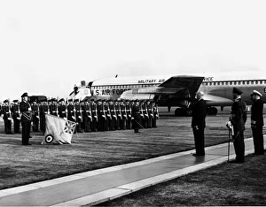 00009 Prints: President Dwight D Eisenhower Aug 1959 arriving at London airport inspecting RAF Guard of