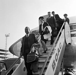 01022 Collection: Prime Minister of Bechuanaland, Seretse Khama, and his wife Ruth Williams Khama arriving