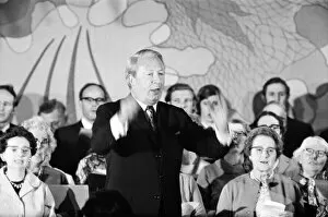 01408 Collection: Prime Minister Edward Heath conducting the annual carol concert at Broadstairs, Kent