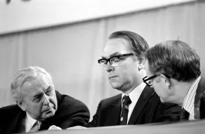 00062 Prints: Prime mInister Harold Wilson talks to cabinet members during a debate on the Common