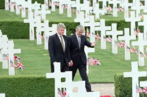 01395 Prints: Prime Minister John Major, and US President Bill Clinton walking through the American