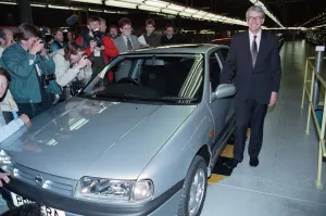 01391 Prints: Prime Minister John Major visiting a Nissan car factory. 29th March 1992