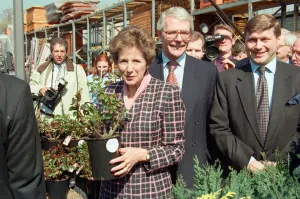 01396 Prints: Prime Minister John Major and wife Norma pictured visiting B&Q during the general