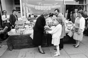 01305 Prints: Prime Minister Margaret Thatcher campaigning in Ealing. 30th May 1987