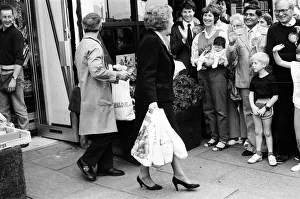 01305 Prints: Prime Minister Margaret Thatcher campaigning in Ealing. 30th May 1987