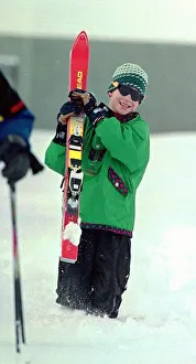 01478 Prints: PRINCE HARRY STANDING IN THE SNOW HOLDING HIS SKIS DURING HIS HOLIDAY IN LECH