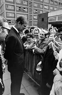 Images Dated 17th July 1971: Prince Philip, Duke of Edinburgh visits Salford. Labourer David Stone, holding his pint