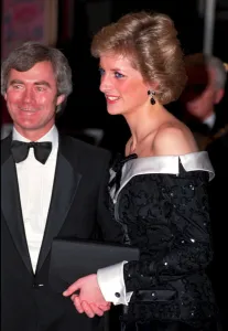 PRINCESS DIANA ARRIVING AT EVENT WEARING BLACK EVENING DRESS - 1989