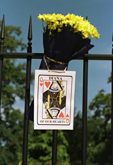 00168 Prints: Princess Diana Death 31 August 1997 floral tributes at Kensington Palace London