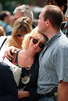 00184 Prints: Princess Diana Death 31 August 1997 A young couple mourn the death of Princess