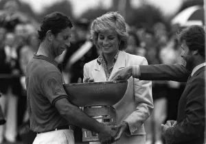 PRINCESS DIANA PRESENTS PRINCE CHARLES WITH A TROPHY AT A POLO MATCH. JULY 1987 (87 / 4518)