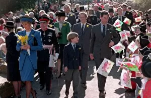 Images Dated 1st March 1991: PRINCESS DIANA, PRINCE WILLIAM AND PRINCE CHARLES WALKING THROUGH CROWDS OF FANS AS THEY