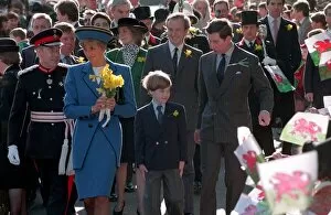 Images Dated 1st March 1991: PRINCESS DIANA, PRINCE WILLIAM AND PRINCE CHARLES WALKING THROUGH CROWDS OF FANS AS THEY