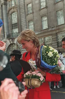 PRINCESS DIANA RECEIVING GIFTS FROM CROWD OUTSIDE CAFE ROYAL 27 / 09 / 1995