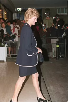 Images Dated 5th June 1995: PRINCESS DIANA, SMILING ARRIVES AT A FUNCTION, WALKING PAST PHOTOGRAPHERS - 05 / 06 / 1995