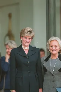 PRINCESS DIANA WEARING BLACK SUIT AND NECKLACE SMILES DURING A VISIT TO PARIS 27 / 09 / 1995