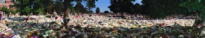 01415 Prints: Princess Dianas death. Kensington Palace flowers (4 part join up) - 08 / 09 / 1997