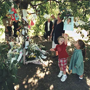 01415 Prints: PRINCESS DIANAs DEATH. KENSINGTON PALACE GARDENS - 08 / 09 / 1997