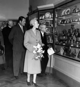 01049 Prints: Princess Elizabeth (later Queen Elizabeth II) during a visit to Royal Worcester
