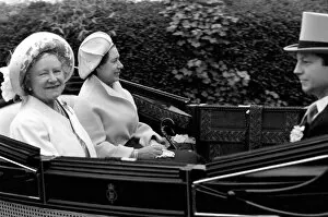Images Dated 14th June 1977: Princess Margaret arrives in horse drawn carriage with the Queen Mother for the Ascot