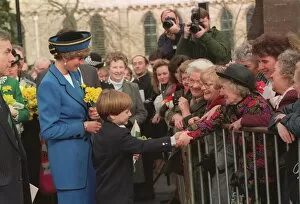 Images Dated 1st March 1991: PRINCESS OF WALES WITH PRINCE WILLIAM AS THEY SHAKE HANDS WITH CROWDS