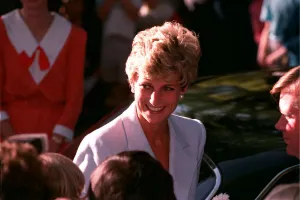 01416 Prints: PRINCESS OF WALES VISITS RED CROSS CHARITY PROJECTS IN ZIMBABWE - JULY 1993