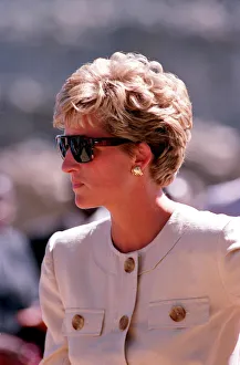 01416 Prints: PRINCESS OF WALES WEARING SUNGLASSES AND SMILING DURING A VISIT TO RED CROSS CHARITY