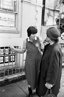 00960 Prints: Prospective Labour member of Parliament Harriet Harman tours Peckham where she is