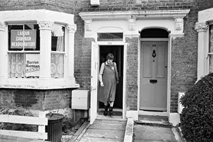 00960 Prints: Prospective Labour member of Parliament Harriet Harman tours Peckham where she is