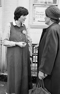00960 Prints: Prospective Labour member of Parliament Harriet Harman tours Peckham where she is
